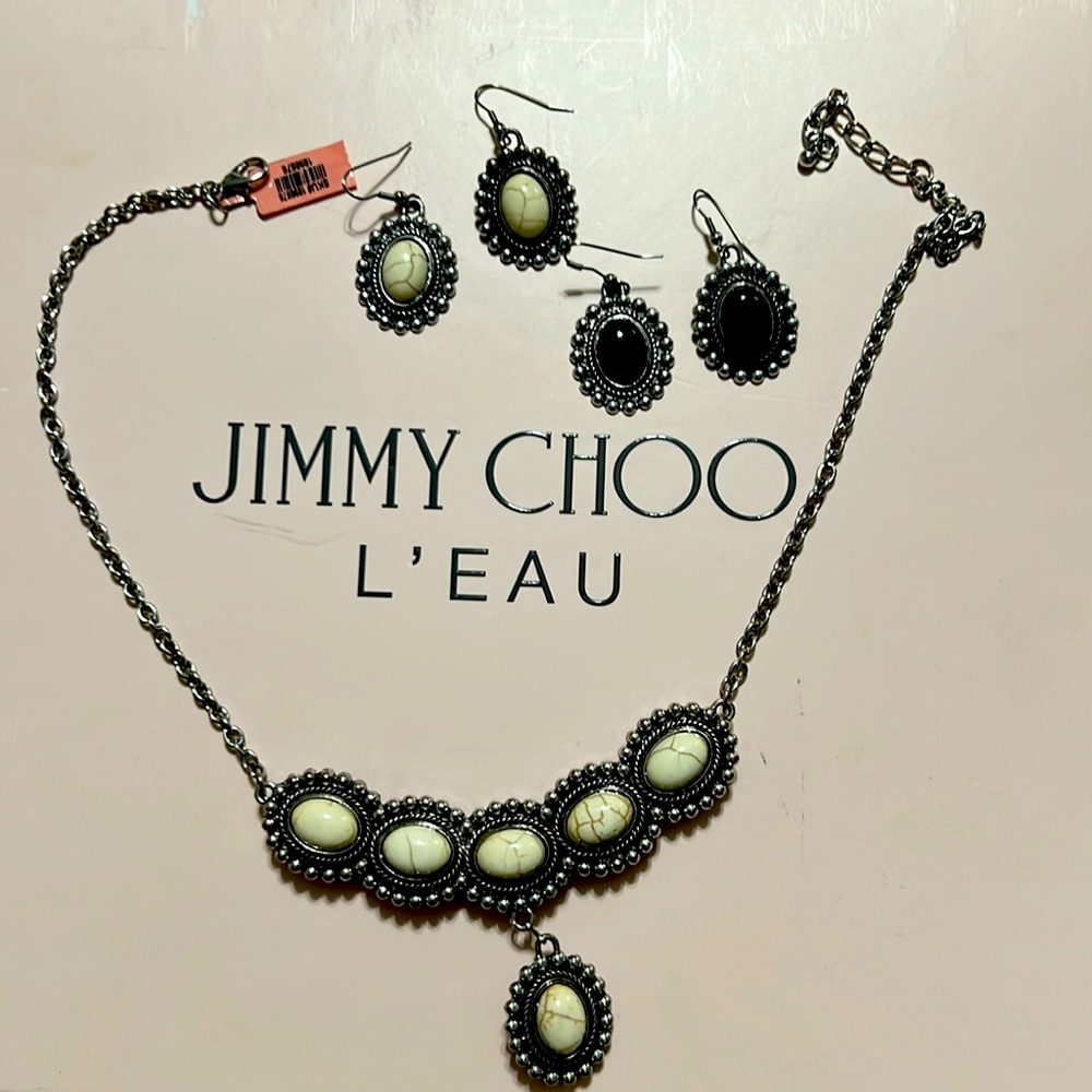 Boutique necklace w earrings